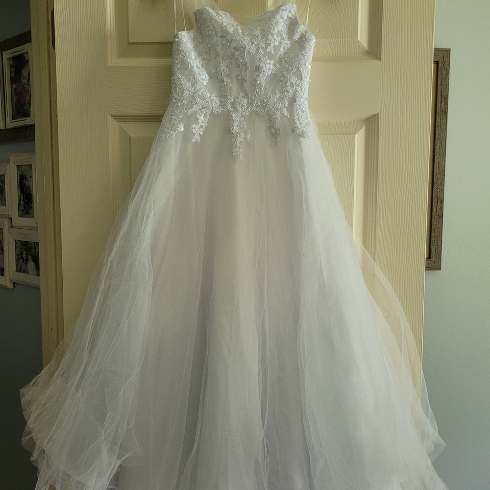 White Sweetheart Sleeveless Bridal Gown